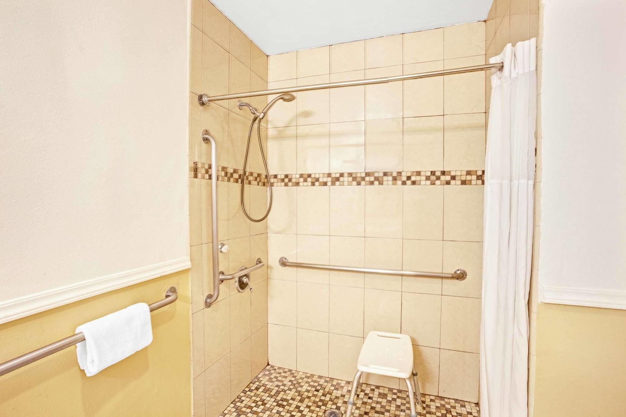 Days Inn By Wyndham Whittier Los Angeles Dış mekan fotoğraf